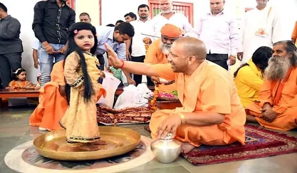 CM योगी आदित्‍यनाथ ने नवमी के अवसर पर किया कन्‍या पूजन, छोटी बच्चियों के  पखारे चरण